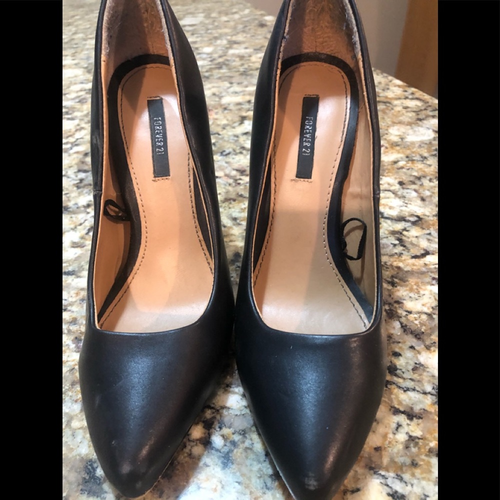 Black pumps